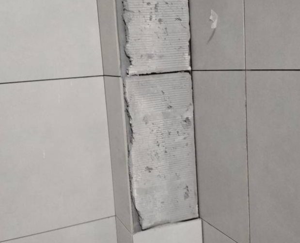 师宗瓷砖空鼓维修公司分享下瓷砖施工前基层浇水润湿程度不足，可能导致以下问题